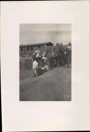 Foto Deutsche Soldaten in Uniformen im Osten, Frauen mit Kopftüchern