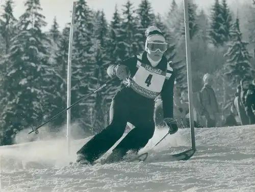 Foto Wintersport, Skifahrerin bei der Abfahrt, Slalom, Startnummer 4