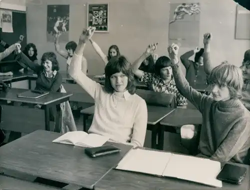 Foto Hochspringerin Ulrike Meyfahrt in der Schule nach Olympiasieg, 1972