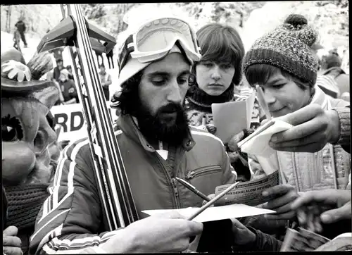 Foto Wintersport, Skirennläufer gibt Autogramme, Riesenslalom Herren