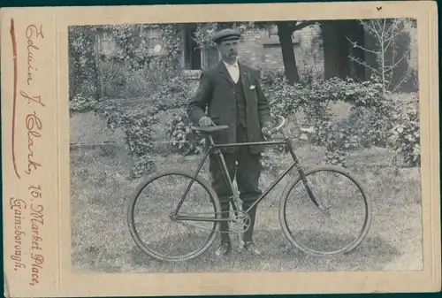 Kabinettfoto Mann mit einem Fahrrad, Karbidlampe, 1910, Fotograf Edwin J. Clark, Gainsborough
