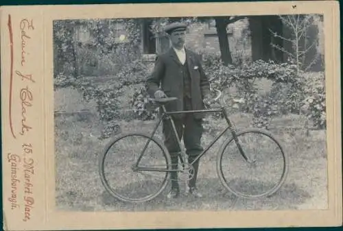 Kabinettfoto Mann mit einem Fahrrad, Öl-Lampe Silver King, Joseph Lucas Ltd. 1910