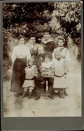 Kabinettfoto Seemann in Uniform mit Familie, Gruppenaufnahme, Matrosen Division I, Kaiserreich