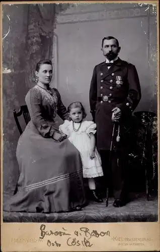 Kabinettfoto Seemann in Uniform mit Frau und Tochter, Baron von Cösitz, Fotgraf Billström, Kiel