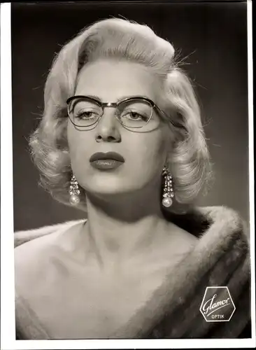 Foto Portrait einer blonden Frau mit Brille und Ohrringen, Pelzstola, Glamor Optik, Reklame