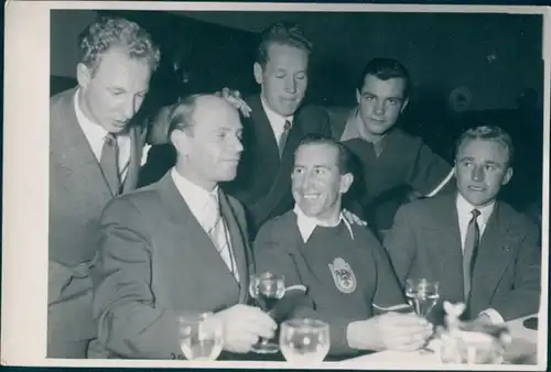 Foto Wintersport, Skifahrer in Anzügen im Gasthaus