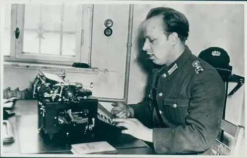 Foto Mann in Uniform am Schreibtisch, Triumph Schreibmaschine, DDR, Volkspolizei