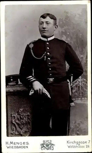 CdV Soldat, Kaiserreich, Uniform, Standportrait, Schützenschnur, Wiesbaden, Kirchgasse 7