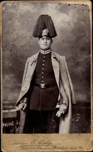 CdV Soldat, um 1909, Kaiserreich, Uniform, Standportrait, Federbusch, Berlin