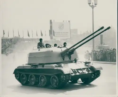 Foto Doppelgeschütz-Panzer, Parteitag der SED, NVA, DDR