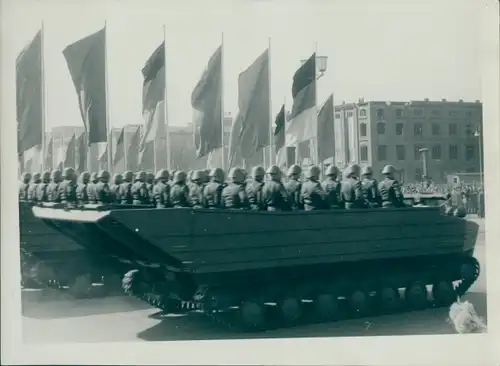 Foto Kettenfahrzeug, Truppentransporte, NVA-Soldaten, DDR, Parteitag der SED