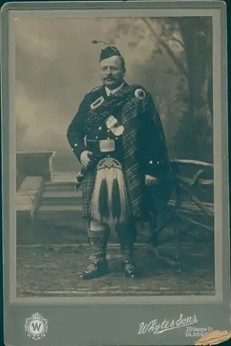 Foto Schottischer Herr in typischer Tracht, Standportrait