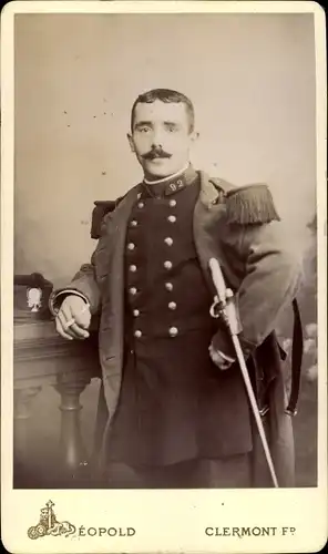 CdV Standportrait, Französischer Soldat, Dritte Republik, Uniform, Orden, Zigarre, Regiment Nr. 27