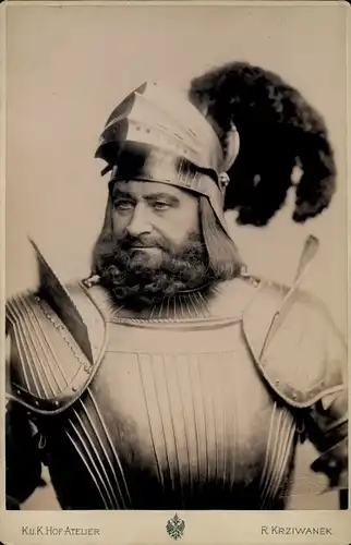 Foto Schauspieler Bernhard Baumeister, Portrait in einer Ritterrüstung