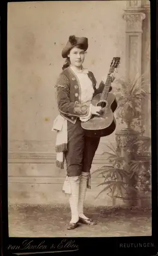 Foto Junge Frau in historischem Kostüm, Gitarre, Reutlingen