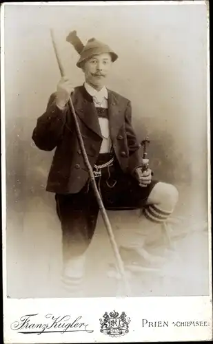 Foto Mann in Bayerischer Tracht, Lederhose, Pfeife
