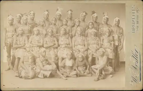 Kabinettfoto Gruppe von Afrikanern in traditioneller Kleidung, Nasenringe, Bruxelles Brüssel um 1880