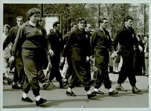 Foto SV Dynamo, Sprinterin Christa Stubnick, Sportler in Trainingsanzügen, 1955