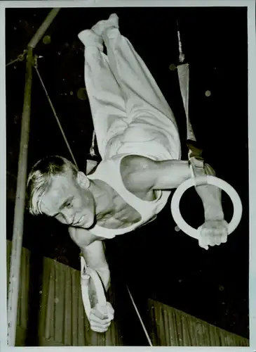 Foto Turnen, Turner Leonkin UdSSR, Pflichtübung an den Ringen, Dt. Sporthalle 1954