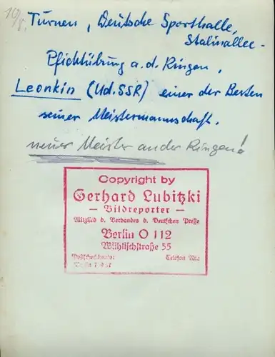 Foto Turnen, Turner Leonkin UdSSR, Pflichtübung an den Ringen, Dt. Sporthalle 1954