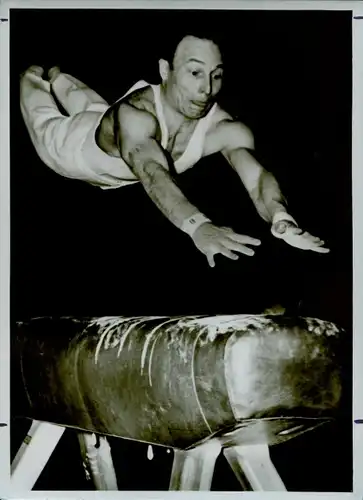 Foto Turnen, Dreistädte Turnen, DDR Meister Herold aus Leipzig beim Pferdsprung, Dt. Sporthalle 1952