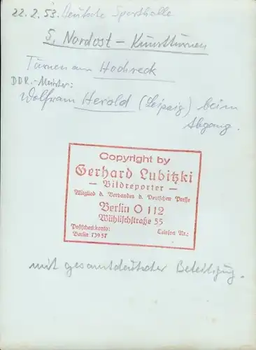 Foto Turnen, 5. Nordost Kunstturnen 1953, Wolfram Herold aus Leipzig beim Abgang vom Hochreck