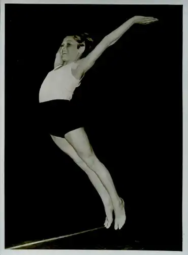 Foto Turnen, DDR Schülermeisterschaften 1954, Bärbel Witteck aus Pasewalk, Kl. B, Dt. Sporthalle