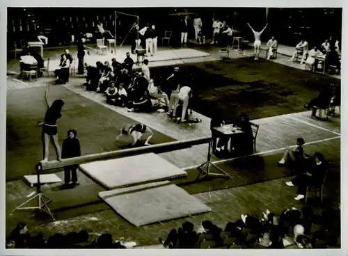 Foto Turnen, 6. Berliner Nordost Kunstturnen 1954, Deutsche Sporthalle, Schwebebalken