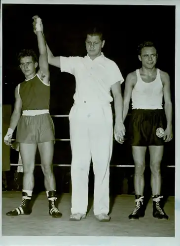 Foto Boxen DDR Meisterschaften Endkämpfe 1955, Bantamgewicht, Behrendt, Maeß, Dt. Sporthalle