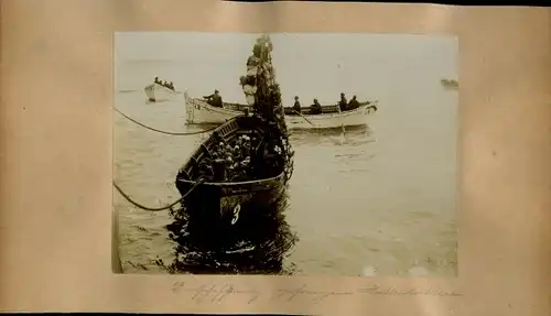 Foto um 1906, Swakopmund Namibia Deutsch Südwestafrika, Gefangene Hottentotten auf einem Boot