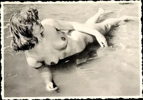 Foto Frauenakt, Erotik, Brünett, Barbusig, Nackt, im Wasser räkelnd
