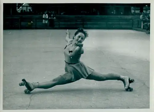 Foto Ak Berlin Friedrichshain, Rollschuh Kunstläuferin Hannelore Ritze, 16.7.1955