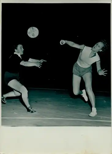 Foto Berlin Prenzlauer Berg, Handball Turnier, SG Weißensee geg. BSG Motor Weißensee Süd, 8.1.1955