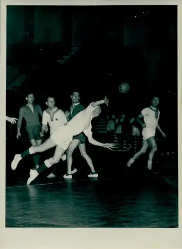 Foto Berlin Friedrichshain, Hallenhandball, Karlshorst geg. Berliner Bär, 10.12.1954, Dt. Sporthalle