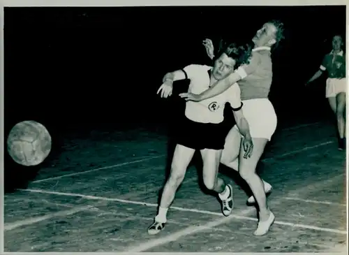 Foto Berlin Prenzlauer Berg, Handball, Humboldt geg. Rotation Berlin, 23.2.1952, Seelenbinder Halle