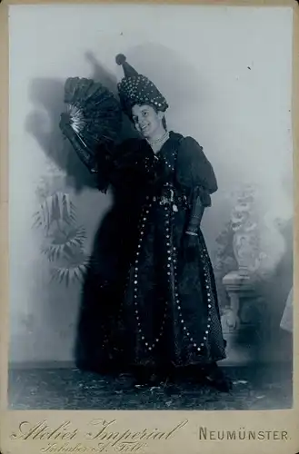 Kabinettfoto um 1895, Frau in Tracht, Fächer, Kleid, Neumünster in Holstein