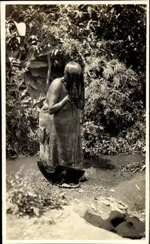 Foto Ecuador, Frau wäscht sich an einem Fluss, um 1920