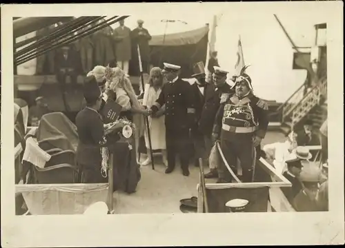 Foto Polarfahrt Norddeutscher Lloyd Bremen, Kostümfest an Bord ?