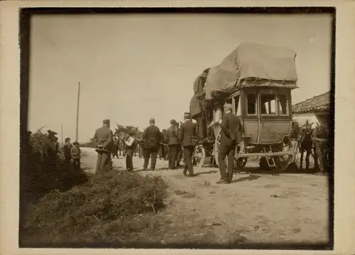 Foto um 1900, Postkutsche, Straßenpartie, Männer, Kinder