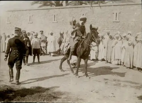 Foto um 1900, Biskra Algerien, Remontemarkt, Maultier wird von zwei Reitern getestet