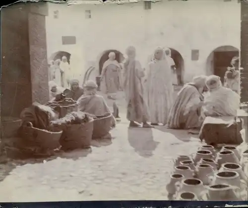 Foto um 1900, Algerien ?, Markt, Arabische Händler, Tonkrüge, Körbe