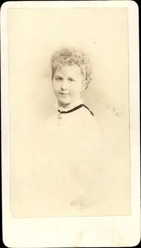 CdV Julie Neubrunner, Portrait