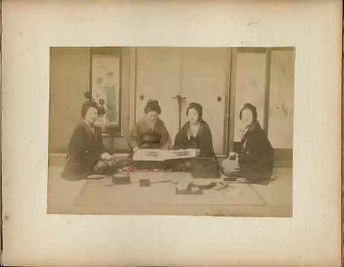 Foto Japan, Japanerinnen in Kimonos, Straßenpartie
