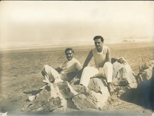 Foto Combalié, Henri, Tolouse, Portrait, Zwei Männer am Strand, Felsen