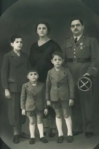 Foto Familienportrait, französischer Soldat in Uniform mit Frau und Söhnen