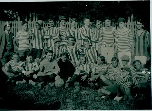 Foto Fußballmannschaften in Trikots, Gruppenbild