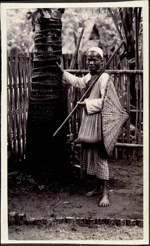 Kabinett Foto Asien, Person vor einer Palme, Strohhut