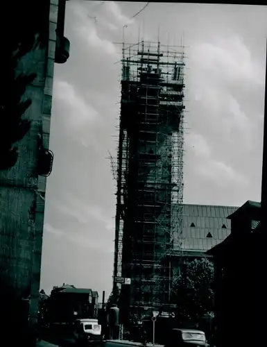 Foto Frankfurt am Main, Stahlrohrgerüst an einem Kirchturm, Platz der Republik