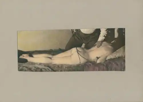 Foto Erotik, Frau wird ausgepeitscht, Frauenakt, Mann mit Gerte