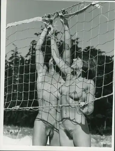 Foto Helmut Stege, Erotik, nacktes Paar flickt Volleyballnetz am FKK-Strand